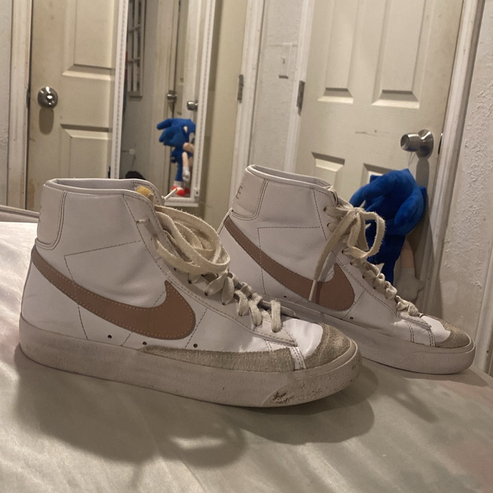 Nike White and Tan High-Top Sneakers Classic Style. Size 8